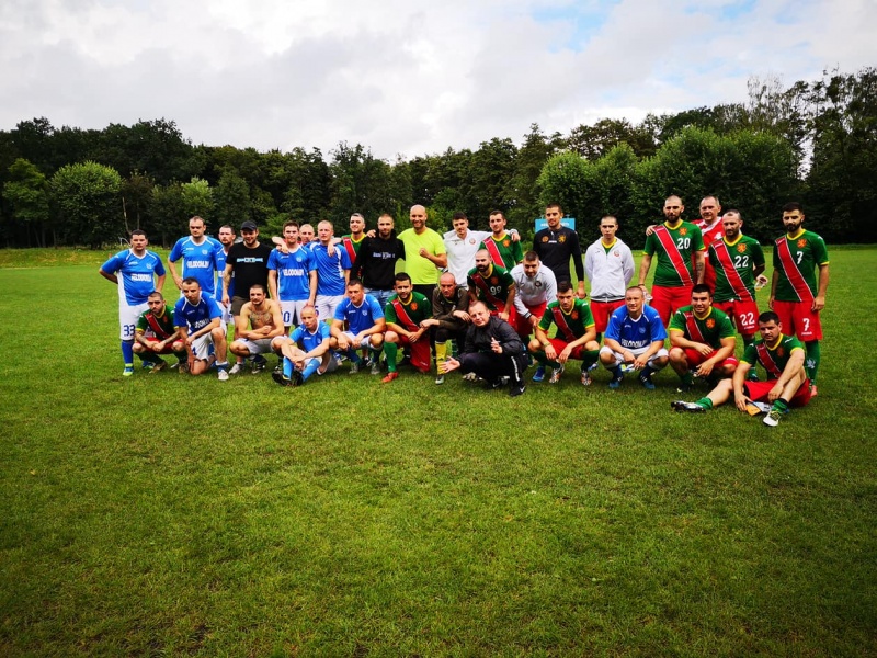 Българският футболен отбор на феновете игра полуфинал на европейско