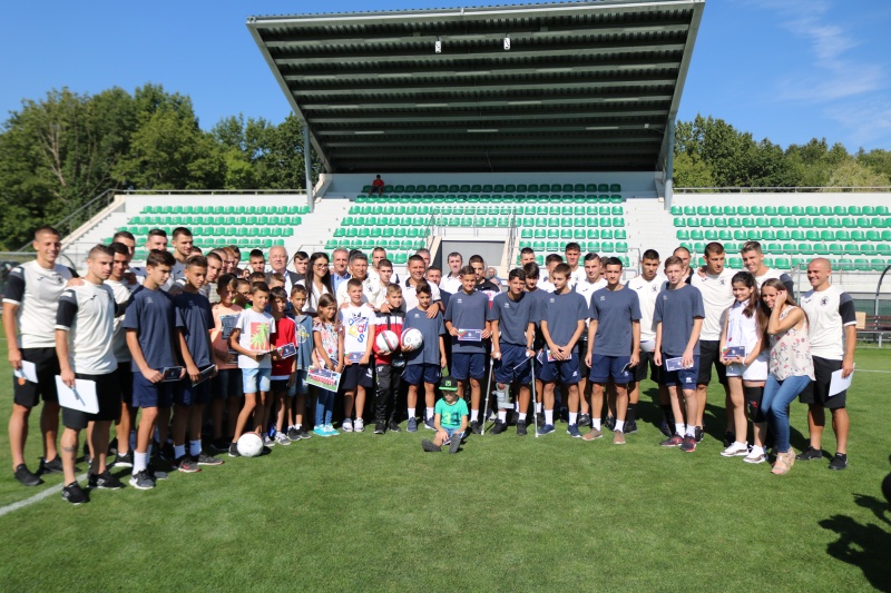 Благотворителната програма „Заедно за отбора“ с подкрепата на България U21 бе открита в Национална футболна база „Бояна“