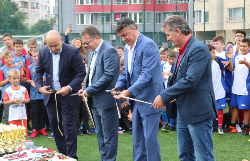 Борислав Михайлов откри нов футболен комплекс в столицата