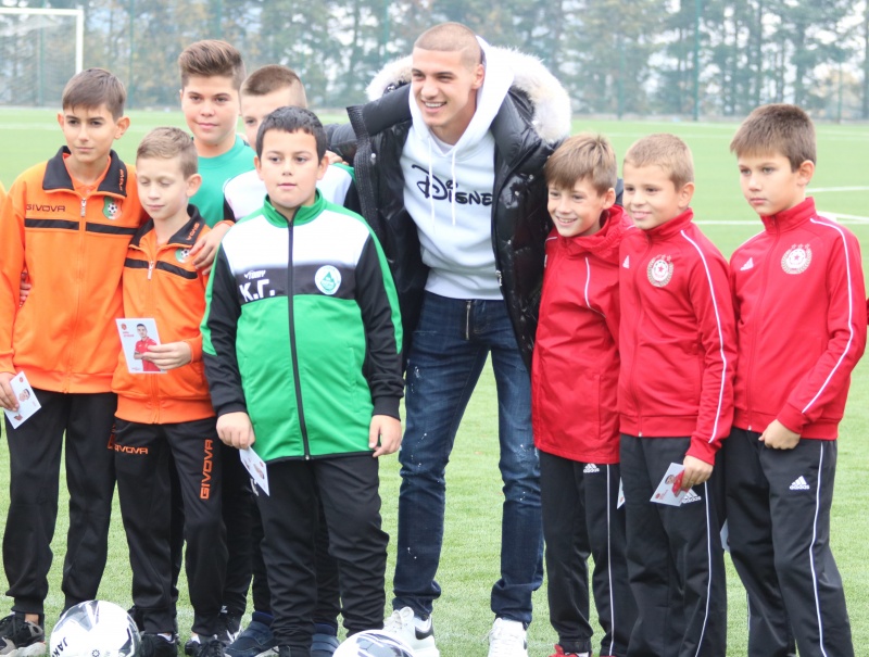 Футболист №1 на България подари футболни топки на три детско-юношески школи