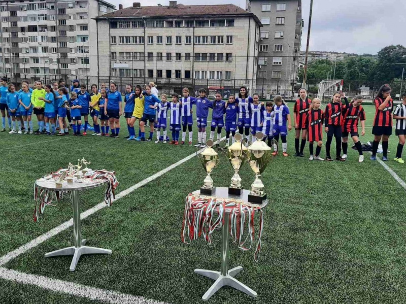 Отборът на "Спортика" Благоевград триумфира на футболния фестивал за девойки до 13 години