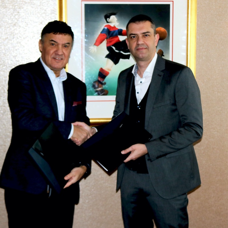 Виктор Кашай официално подписа договор с Българския футболен съюз
