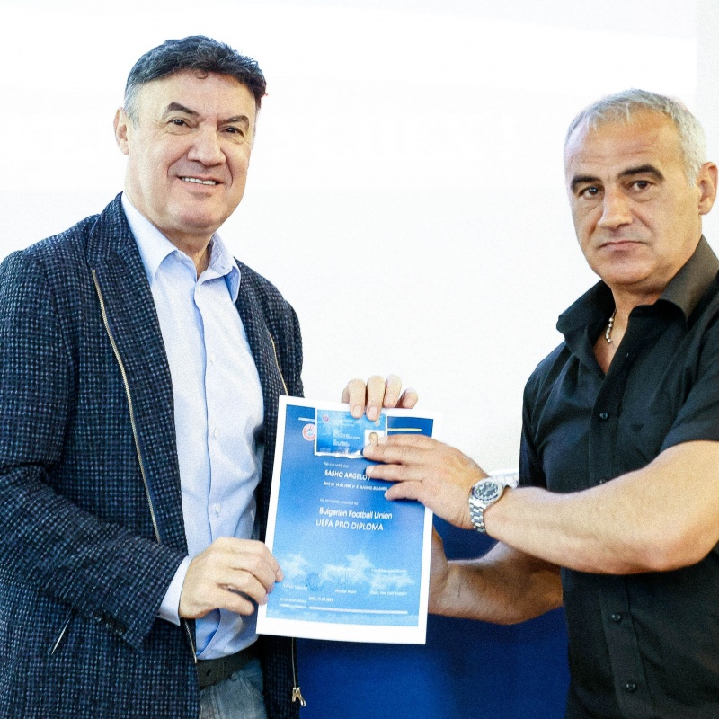 Борислав Михайлов връчи дипломи за УЕФА Про лиценз на 20 български треньора