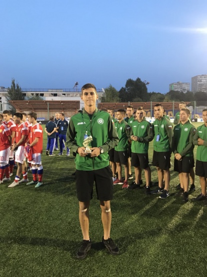 Халфът на България U16 Димо Кръстев с наградата за най-полезен футболист на турнира в Русия